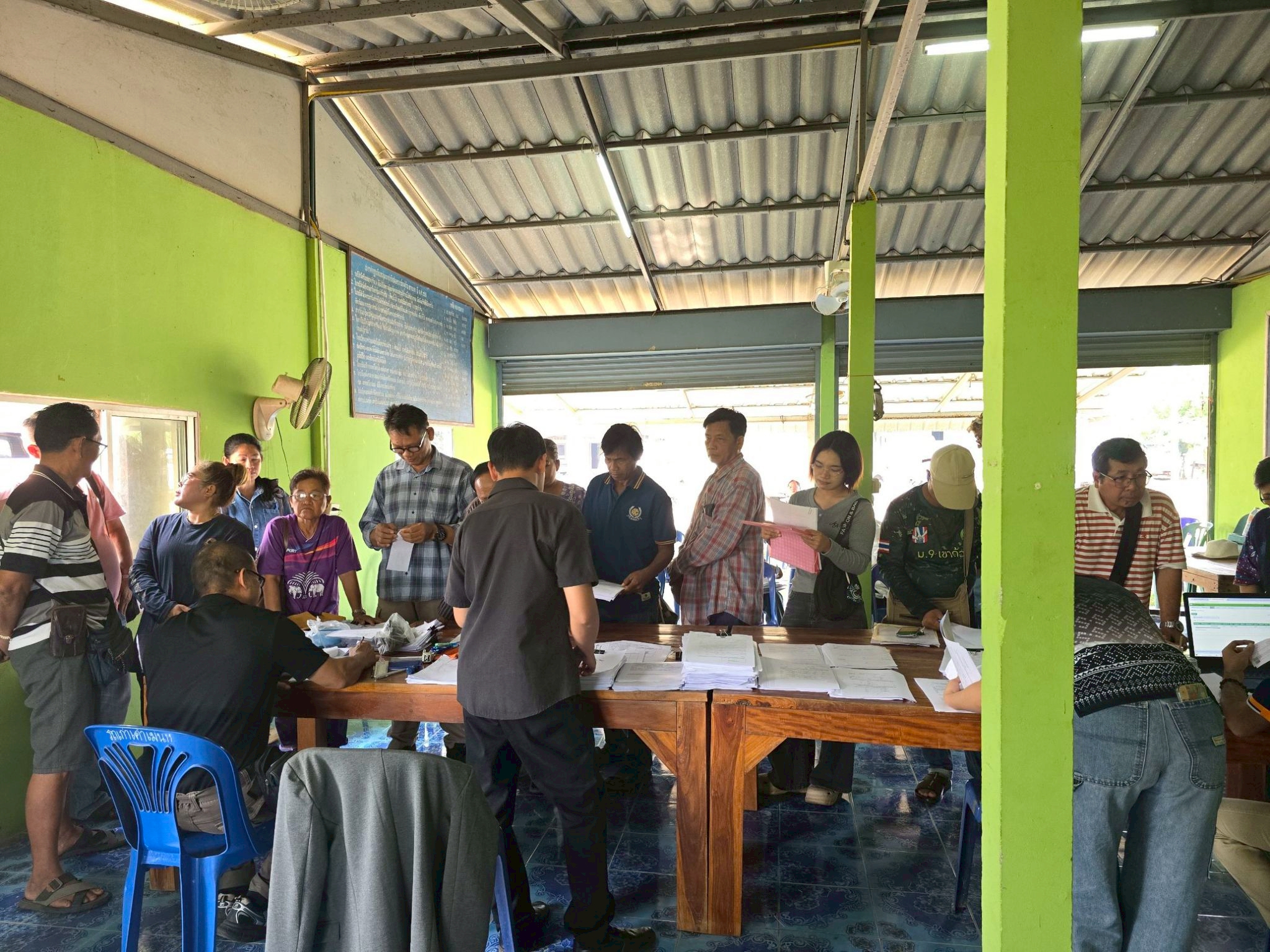 title - วันที่ 7 เมษายน 2569 นายวิทูล ประดิษฐ์บุญ ปฏิรูปที่ดินจังหวัดปราจีนบุรี มอบหมายให้ นายลิขิต ผันผ่อน ผู้อำนวยการกลุ่มกฎหมาย พร้อมด้วย เจ้าหน้าที่ ส.ป.ก.ปราจีนบุรี ลงพื้นที่ออกศูนย์บริการเคลื่อนที่ “Mobile Unit”  ยื่นคำร้องทั่วไปและปรึกษาข้อกฎหมายที่เกี่ยวข้องกับการปฏิรูปที่ดิน ณ ตำบลวังตะเคียน อำเภอกบินทร์บุรี จังหวัดปราจีนบุรี